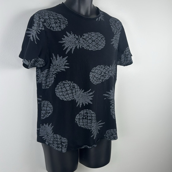 ✨3/$25✨ Urban Heritage Black Pineapple Print Men's Shirt - S - Picture 3 of 6